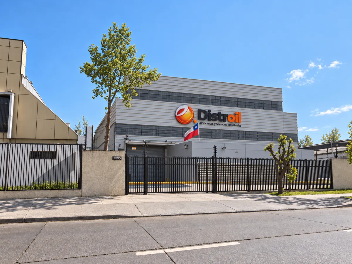 Bodega Distroil - grúa horquilla y tambores Fachada de las instalaciones de Distroil Lubricantes en Joaquín Rodríguez 7395, Macul